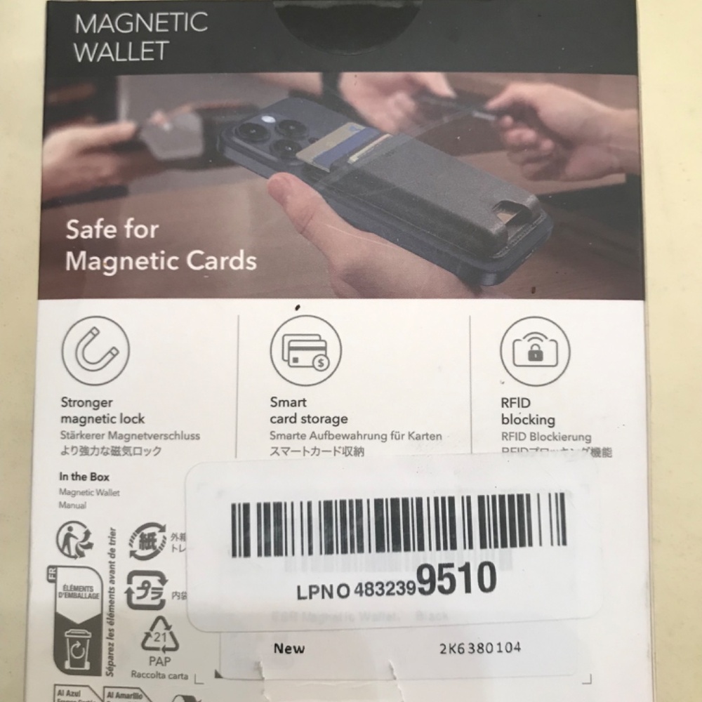 ESR Magnetic Wallet - Picture 2 of 5